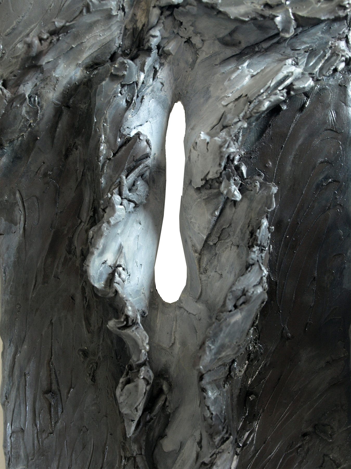 Micro fissure - Escultura / Sculpture. Medium: Patinated terracotta, Year: 2010. — Estela Currao.