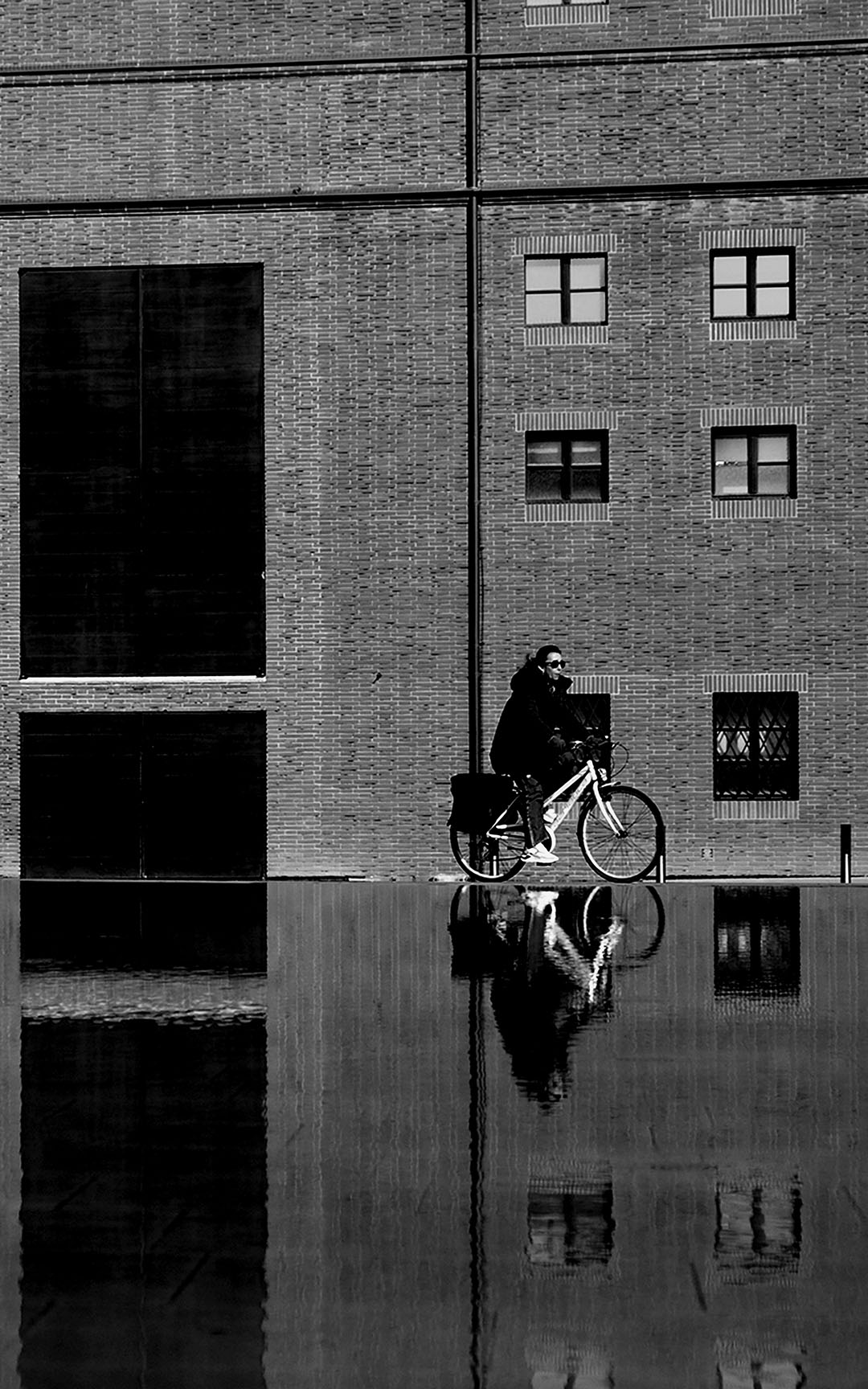 Brick and reflection - Fotografía / Photographie. Medium: Digital BNW photography, Year: 2023. — Estela Currao.