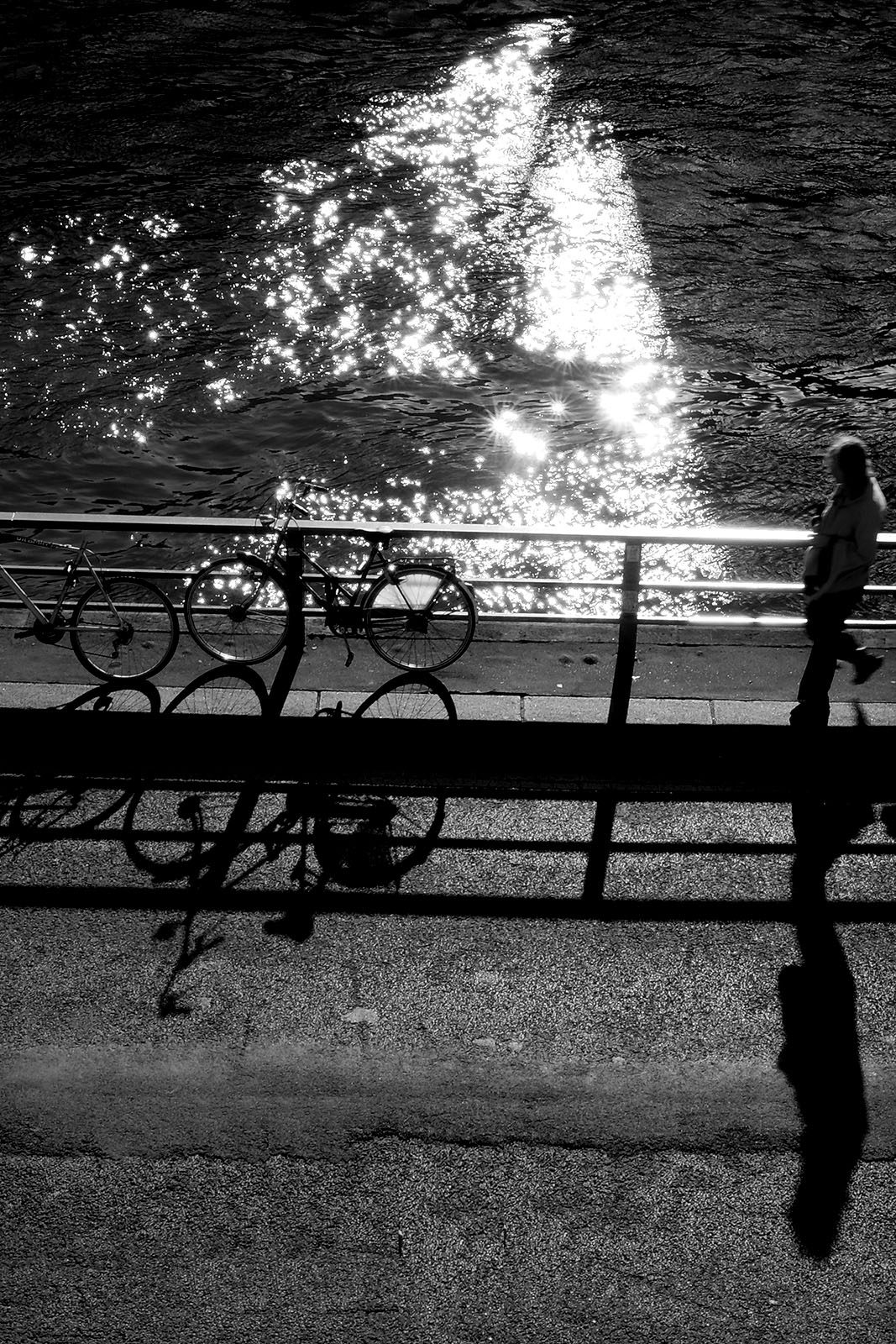 Shadows that drink in light - Fotografía / Photographie. Medium: Digital BNW photography, Year: 2023. — Estela Currao.
